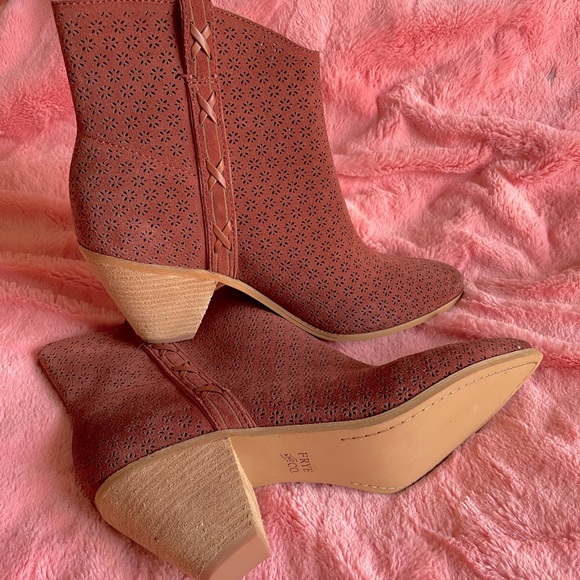 FRYE AND CO. Shoes - Frye and co. Bootie size 9.5